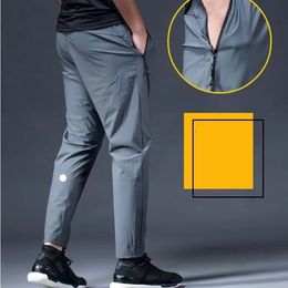 LL Mannen Jogger Lange Broek Sport Yoga Outfit Sneldrogend Trekkoord Gym Rits Zakken Joggingbroek Broek Heren Casual Elastische Taille fitness