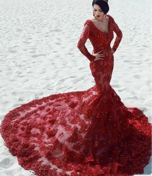 Vestidos de novia de sirena de manga larga de Lllusion 2023 cuello en V con apliques de encaje con gradas rojo capilla tren cola de pez Vestidos de novia Vestidos