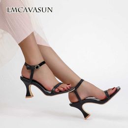 LMCAVASUN 2021 Nieuwe damesschoenen met vierkante wijnglas met hoge hakken met open teen sandalen Y0721