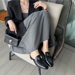 Loafer schoenen 2023 lente/zomer nieuwe vrouwen luxe comfortabele lederen tas kop metalen gesp houten hoogwaardige retro niet-slip platte kleine lederen schoenen