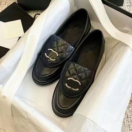 Mocasines 2023 otoño moda cuero Ringer todo-fósforo pequeños zapatos de cuero de alta calidad de las mujeres de un solo pie hebilla de metal negro zapato único