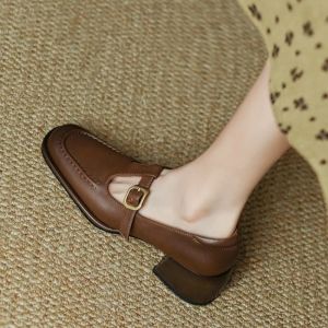 Muisseaux de style britannique Chaussures en cuir pour femmes Automne Retro Retro Brown Square Head Belt Chaussure de talon chunky Zapatos Mujer Tacon