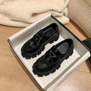 Mocasines Zapatos de diseñador Zapatillas de deporte de plataforma de piel de vaca suave Caucho Negro Cuero brillante Zapatillas de deporte de cabeza redonda gruesa Zapato de fondo grueso tamaño 35-40