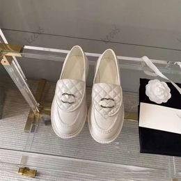 Zapatos de diseñador de mocasines Hebilla de metal formal para mujeres zapatos de cuero pequeño de cuero clásico de cuero blanco y negro Tacón plano Fit Shoes 35-40