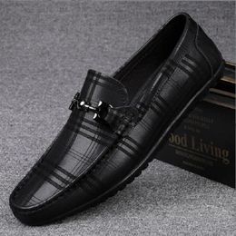 Modes de motif de qualité mode Crocodile Hommes glisser en cuir Office British Style Flat Driving Shoes Moccasins