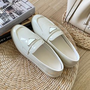 Loafers schoenen Casual Patent Leather Flats Designer Triangle Metal Decoration Men Women Suede Casual Dress Shoes Black Wrap-Toe Slippers White