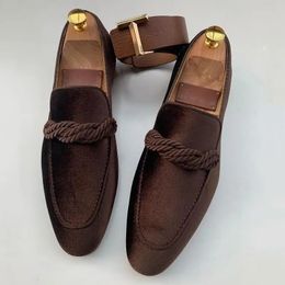 Loafers Suede mannen Britse modieuze Deersin Style Classic Casual Dress Broche Twisted Personality Small Leather Shoes 48 240125 360