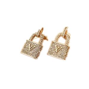 Serrure pleine diamant alésage charme lettre V boucles d'oreilles titane acier designer pour femmes stud bijoux de luxe amour cerceau cadeaux femme fille or argent rose or en gros