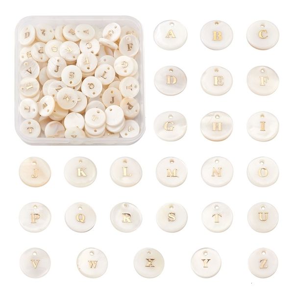 Medallones 104pcsbox Shell de agua dulce 26 letras AZ Charms colgante plano redondo con dorado para DIY pendiente pulsera collar decoración 230612