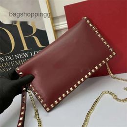 Looo Handbag Designer Lady Bag Event Purse Rock Stud Shoulder New Handheld Femelle Fashion Rivet Chain Enveloppe Sacs 2024 Vallenteo Vo DDBX