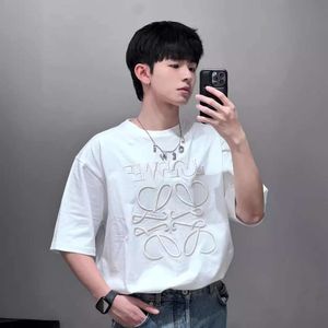 Loe Luo Family T-shirt met korte mouwen Lente Zomer Nieuw onregelmatig borduurwerk gesplitst ronde hals los voor mannen en vrouwen