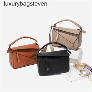 Bolsas de diseñador de alta gama de Loeiwe para mujeres bolsas de geometría empalmada de mano minimalista para el invierno de otoño NUEVA VERSATILE LYCHEE Patrón cruzado Crossbody Bag Light Weight