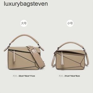 Bolsas de diseñador de alta gama de Loeiwe para mujeres bolsas de geometría empalmada de mano minimalista para el invierno de otoño nuevo versátil patrón de lychee bolsa cruzada de cuerpo ligero