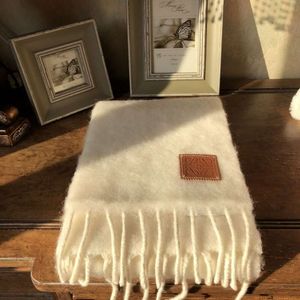 Loew's kleine leren label van Spaanse mohairwol zit vol sprookjesgevoel en kan worden gecombineerd met een stevige warme sjaal