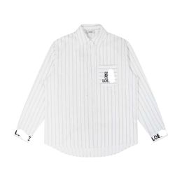 Camiseta Loewee Calidad original Botón en relieve Camisa bordada con rayas grises teñidas con halo Ropa unisex holgada y cómoda para hombres y mujeres