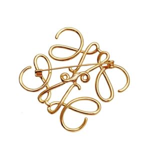 LoeweesJewelry Broche de diseñador Broche cuadrado hueco geométrico de alta calidad Accesorios para trajes de mujer Temperamento de sensación de alto grado Pin decorativo dorado