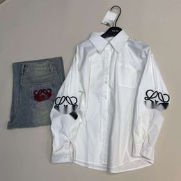 Loeweve shirt ontwerper blouse luxe mode dames blouses shirts shirts eenvoudig los trendy merk lente/zomers lederen pocket shirt met lange mouwen shirt