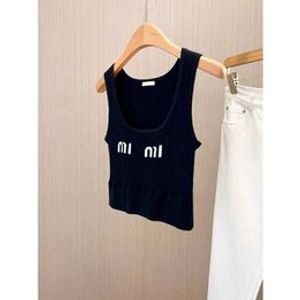 Loeweve débardeur de gamme Miu Designer T-shirt Black Designer Camisole Robe Sweet Mini jupe sexy Sexe sans manches