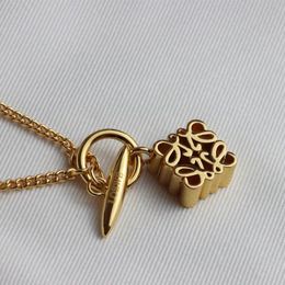 Loewew – pendentif de luxe français élégant, texture de luxe, boucle creuse sculptée, long collier en or pour femmes, en stock
