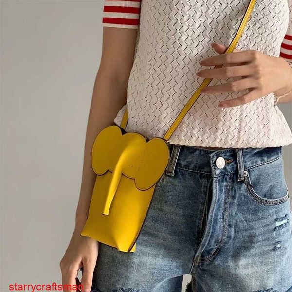 Loewies Elephant Bag Bolsos cruzados Mismo estilo Estuche para teléfono de cuero cruzado 2024 Nuevo mini bolso ligero de elefante japonés y coreano HBT2