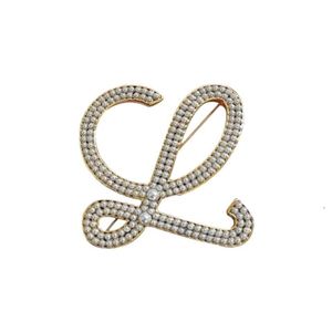 Loews Broche Designer De Luxe Mode Femmes Original Qualité Broches Industrie Lourde Style Français Métal Lisse Perle Lettre L Costume Exquis Et Avancé Sens