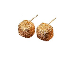 Loews Boucles d'oreilles Designer Original Qualité Luxe Mode Femmes Charme Cuivre Plaqué 18K Véritable Or Creux Carré Avec Niche Design Léger Tempérament De Luxe