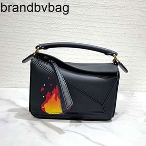 Loewve huils calcifer handtas tassen kasteel ghibli loeweeleel tas crossbody tas nieuwe cartoon bakken tassen lo echte lederen zwarte vlam draagtas