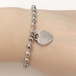 Logo Bracelets de luxe Brins en acier inoxydable rond coeur chaînes perlées Bracelet sur la main Couple bijoux de mode cadeaux en gros pour petite amie accessoires