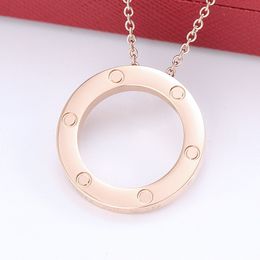 Logo de luxe pendentif colliers femmes pendentif rond en acier inoxydable couple rond cercle bijoux sur le cou mode noël saint valentin cadeaux en gros