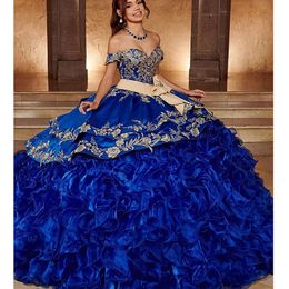 Lang 2 gelaagde blauwe Mexicaanse ruche Quinceanera -jurken stukken stuk lengte prom ball jurk gouden kanten applique off schouder korset 15 jaar meisjes charro jurk