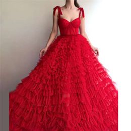 Long 2020 Red Prom Dress A Line Spaghetti Bearts Lace Crystals Islamitische Dubai Saoedi -Arabisch gelaagde ruches Formele feestavondjurken Rabic