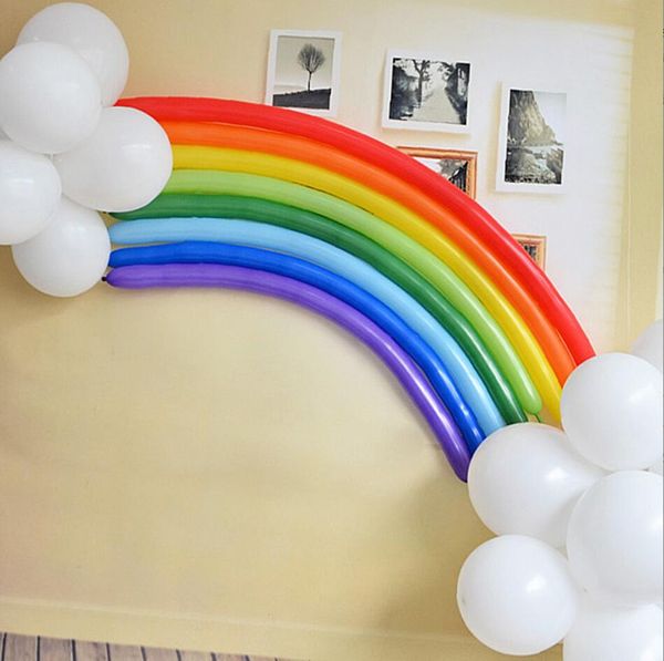 La decoración del banquete de boda con globos largos se puede convertir en globos de juguete. A los niños les encanta modelar la tira larga de bolas mágicas.