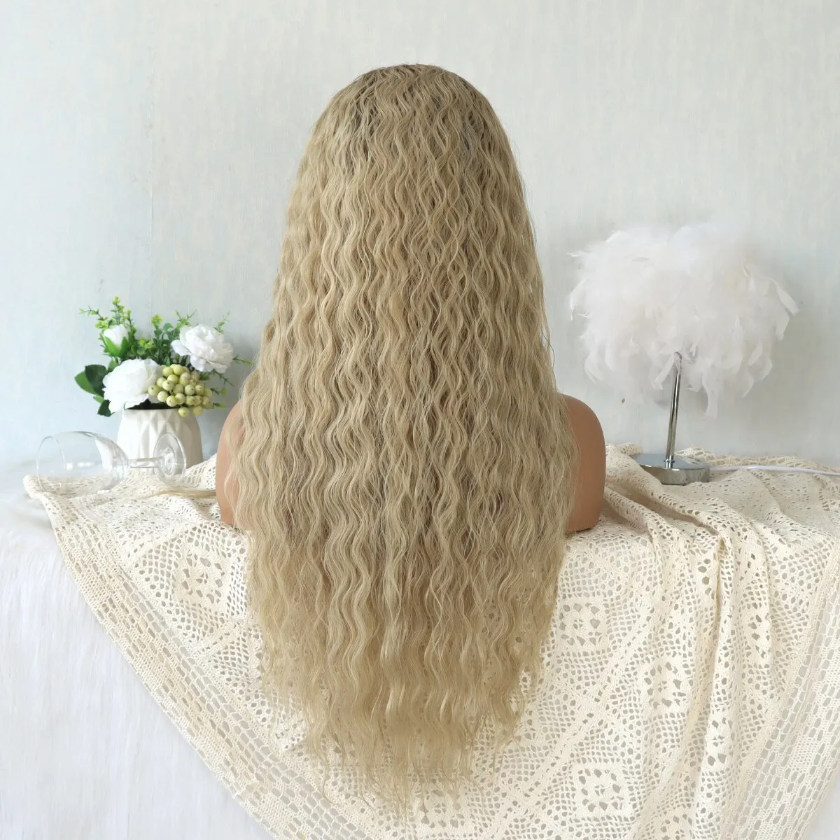 Długie kręcone syntetyczne koronkowe peruki przednie miodowe peruki dla kobiet luźne perukę głęboką fali naturalne wyglądające na zaciski odporne na ciepło włosy