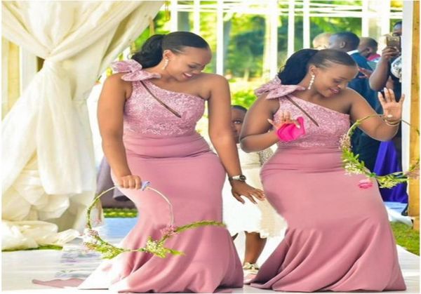 Vestidos largos de dama de Honor de sirena, vestido de mujer africana de un hombro con rosa polvoriento, vestidos de dama de Honor de encaje con lazo Whole2700649