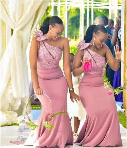 Vestidos largos de dama de Honor de sirena, vestido de mujer africana de un hombro con rosa polvoriento, vestidos de dama de Honor de encaje con lazo Whole2149823