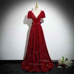 Lang rode Arabische moeder van bruid jurk plus size sexy v nek kristallen pailletten vloer lengte Midden -Oosten formeel verjaardagsfeestje prom jurken een lijn bruid jurk