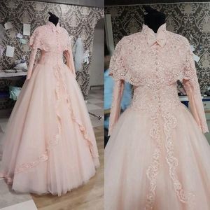 Lange mouwen moslim bescheiden kant trouwjurken met mantel kralen elegante Arabische Dubai blozen roze bruidsjurken hoge nek met parel