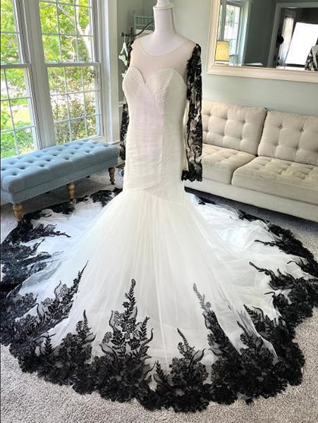 Manches longues robes de mariée de sirène gothique robes de mariée noir et blanc en dentelle appliques de style country
