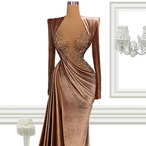 Robes de soirée formelles en velours marron, manches longues, col rond transparent, corset Couture, robes de bal de forme sirène, perles arabes, 2022