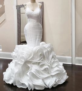 Longues robes de mariée sirène blanches 2022 vestidos luxe chérie cou avec bretelles volants robes de mariée en organza africain