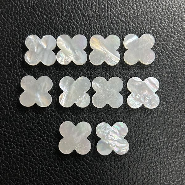Diamants en vrac 30 pièces 13x13x2mm nacre blanche trèfle à quatre feuilles prix de l'action 230619