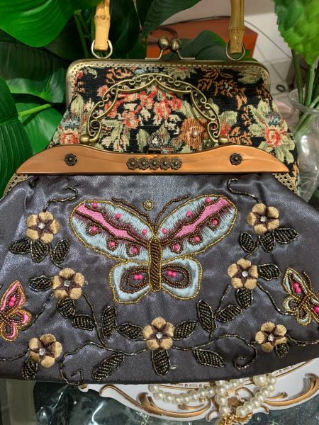 Perdido en el embrague de cuentas de mariposa gris inspirada en la vintage con mango de filigrana con cadenas de marco de metal arte deco bolso