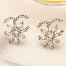 Lote Estilo Diseñador Ear Stud Pendientes de cobre Eardrop Mujeres Marca Carta Chapado en oro Sier Pendiente con incrustaciones de cristal Perla Moda de boda