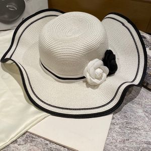 Sombreros de ala ancha elegantes de hoja de loto para mujer, sombreros de paja de Camelia de doble color para mujer, sombreros de sol de cúpula con cinta a rayas