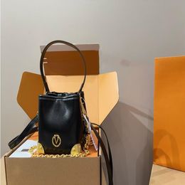 LOULS VUTT 23SSSS'S Simple Designer Backpack Noepurse Handbag Metal Handbag Handsor Luxury Design Purse Messager Messager Messenger Leather Pouch Femme O