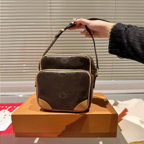 LOULS VUTT 24SS Léger donne la caméra Luxury Universal Designer Men's Crossbody Bag Women's Women's Bag de femme médiévale et élégante