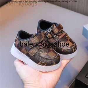 Lousis zapatos Vouton 2024 New Pu Leather Baby Soft Sole Prewalker Infant Traking First Walkers Crib Girls Boys Sneakers Classic Baffalo Plaid Vintage Loafer Train