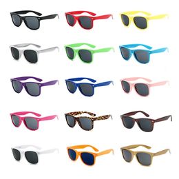 Lovatfirs 15 Pack zonnebril voor feestvrouw Mannen Kinderen Multicolor UV -bescherming 17 kleuren beschikbaar 240417