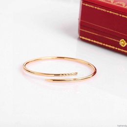 Love Bangl Gold V Kwaliteit Bangle Dunne nagelarmband in drie kleuren Vermogen voor vrouwen Bruiloft Sieraden Gift Have Box Stamp PS7358