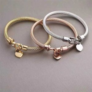 Love Bangle coeur pour femmes designer titane acier câble fil bracelet plaqué argent rose or charme crochet bracelet de luxe bijoux classiques zb112 240308